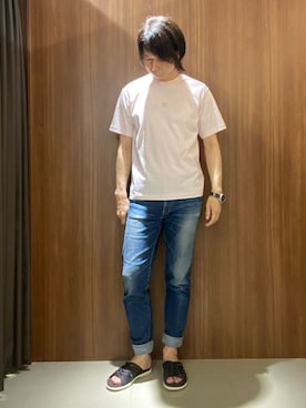 「TAKEO KIKUCHI（タケオキクチ）の【刺繍ロゴT】スムース ワンポイント Tシャツ（Tシャツ/カットソー、ピンク系）」を使った、かたやまさん（メンズ・177cm）の夏コーディネート