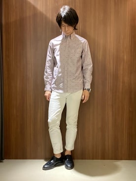 「TAKEO KIKUCHI（タケオキクチ）のハットモチーフ ジャカード ストライプ シャツ（シャツ/ブラウス、レッド系）」を使った、かたやまさん（メンズ・177cm）の秋コーディネート