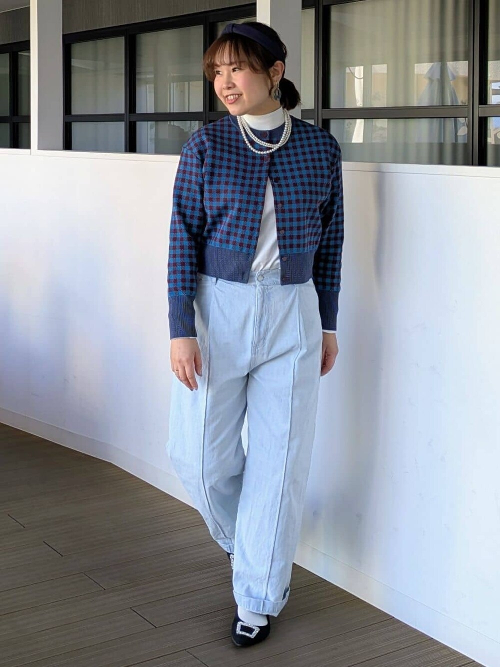 ブルー系のカーディガン/ボレロ、ブルー系のデニムパンツを着用したレディースの春コーディネートの1枚目の写真