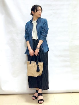 「SHOO・LA・RUE（シューラルー）の【UV/体型カバー/S-LL/綿100%】優しく透ける 柔らかシアーデニムシャツ（シャツ/ブラウス、ブルー系）」を使った、まっつんさん（レディース・160cm）の春コーディネート