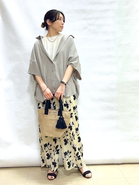 「SHOO・LA・RUE（シューラルー）の【洗濯後しわになりにくい/体型カバー】大人の抜け感 ポンチョ風ゆったりカラーシャツ（シャツ/ブラウス、グレー系）」を使った、まっつんさん（レディース・160cm）の春コーディネート