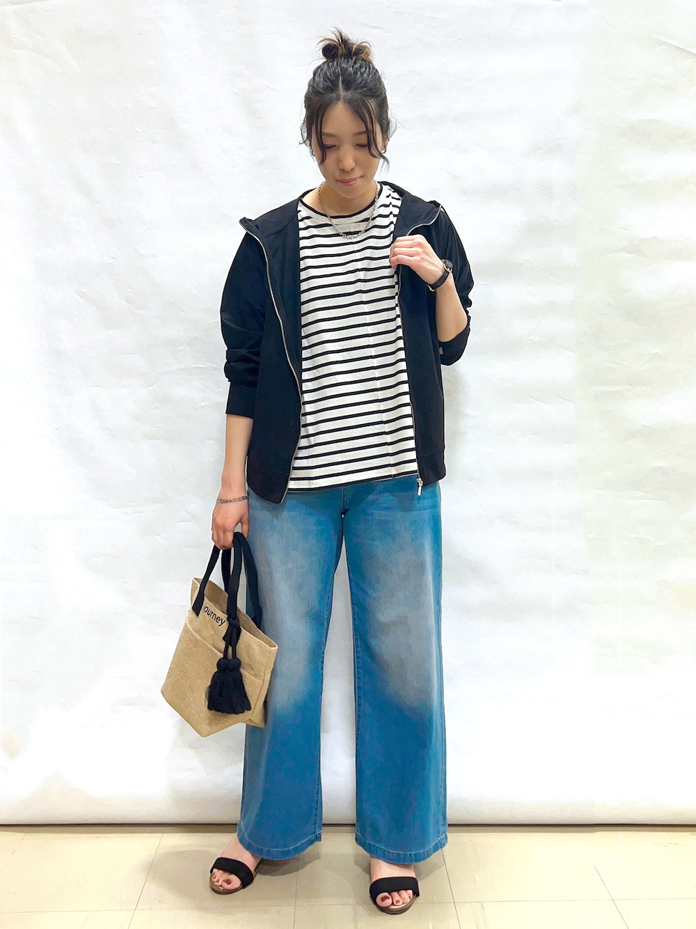 ブラック系のパーカー、ホワイト系のTシャツ/カットソー、ブルー系のその他パンツを着用したレディースの夏コーディネートの1枚目の写真