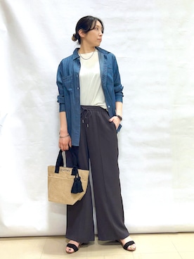 「SHOO・LA・RUE（シューラルー）の【UV/体型カバー/S-LL/綿100%】優しく透ける 柔らかシアーデニムシャツ（シャツ/ブラウス、ブルー系）」を使った、まっつんさん（レディース・160cm）の春コーディネート
