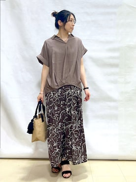「SHOO・LA・RUE（シューラルー）の【ひんやり/S-LL/洗濯機可】インせず着られる 裾タック スキッパーシャツ（シャツ/ブラウス、ブラウン系）」を使った、まっつんさん（レディース・160cm）の春コーディネート