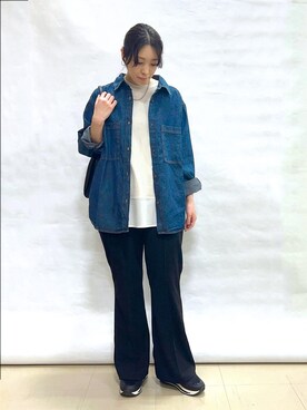 「SHOO・LA・RUE（シューラルー）の【洗濯機可/体型カバー】こなれ感をプラスする ライトオンスデニムシャツ（シャツ/ブラウス、ブルー系）」を使った、まっつんさん（レディース・160cm）の春コーディネート
