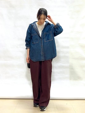 「SHOO・LA・RUE（シューラルー）の【洗濯機可/体型カバー】こなれ感をプラスする ライトオンスデニムシャツ（シャツ/ブラウス、ブルー系）」を使った、まっつんさん（レディース・160cm）の春コーディネート