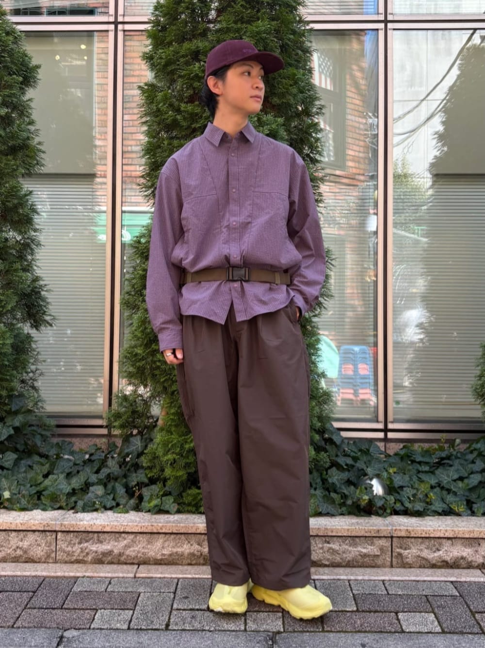 パープル系のシャツ/ブラウス、ブラウン系のその他パンツ、グリーン系のショルダーバッグを着用したメンズの夏コーディネートの1枚目の写真