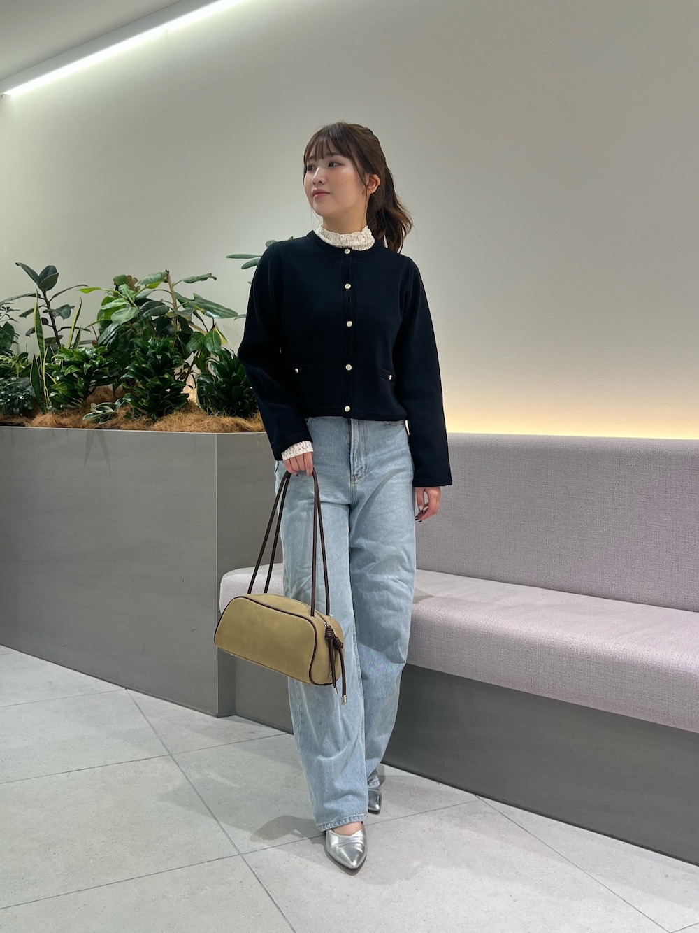ブルー系のデニムパンツ、ブルー系のカーディガン/ボレロ、ホワイト系のTシャツ/カットソーを着用したレディースの夏コーディネートの1枚目の写真
