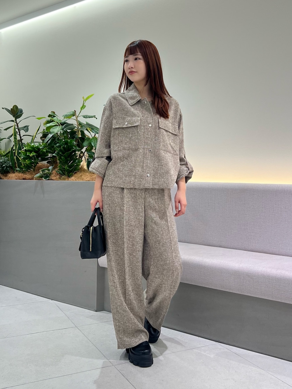 ブラウン系のシャツ/ブラウス、ブラウン系のその他パンツ、ブラック系のトートバッグを着用したレディースの秋コーディネートの1枚目の写真