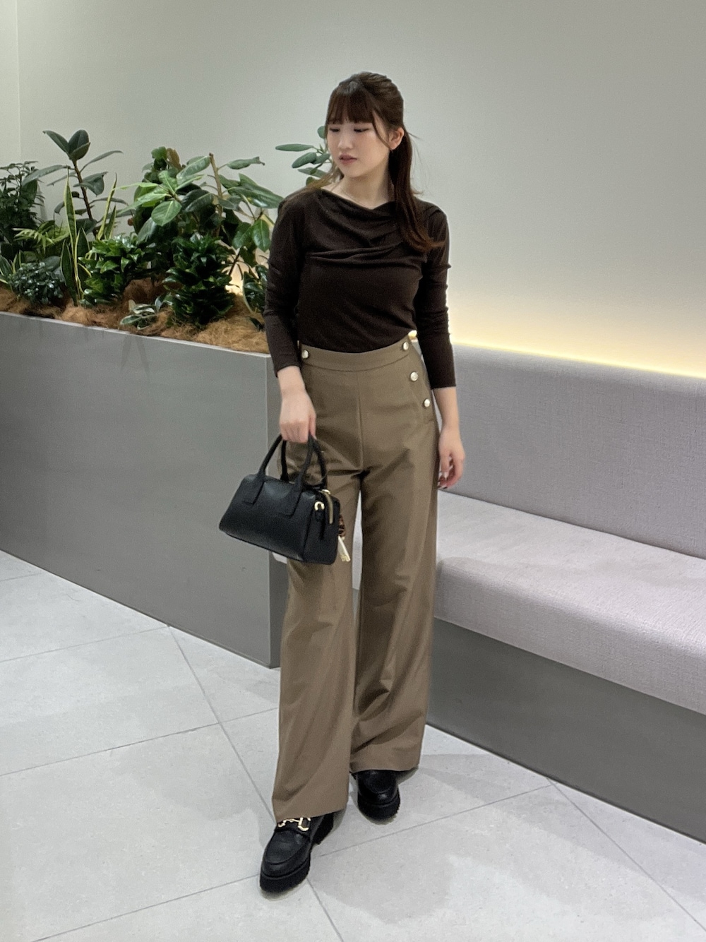 ブラウン系のTシャツ/カットソー、イエロー系のその他パンツ、ブラック系のローファーを着用したレディースの秋コーディネートの1枚目の写真