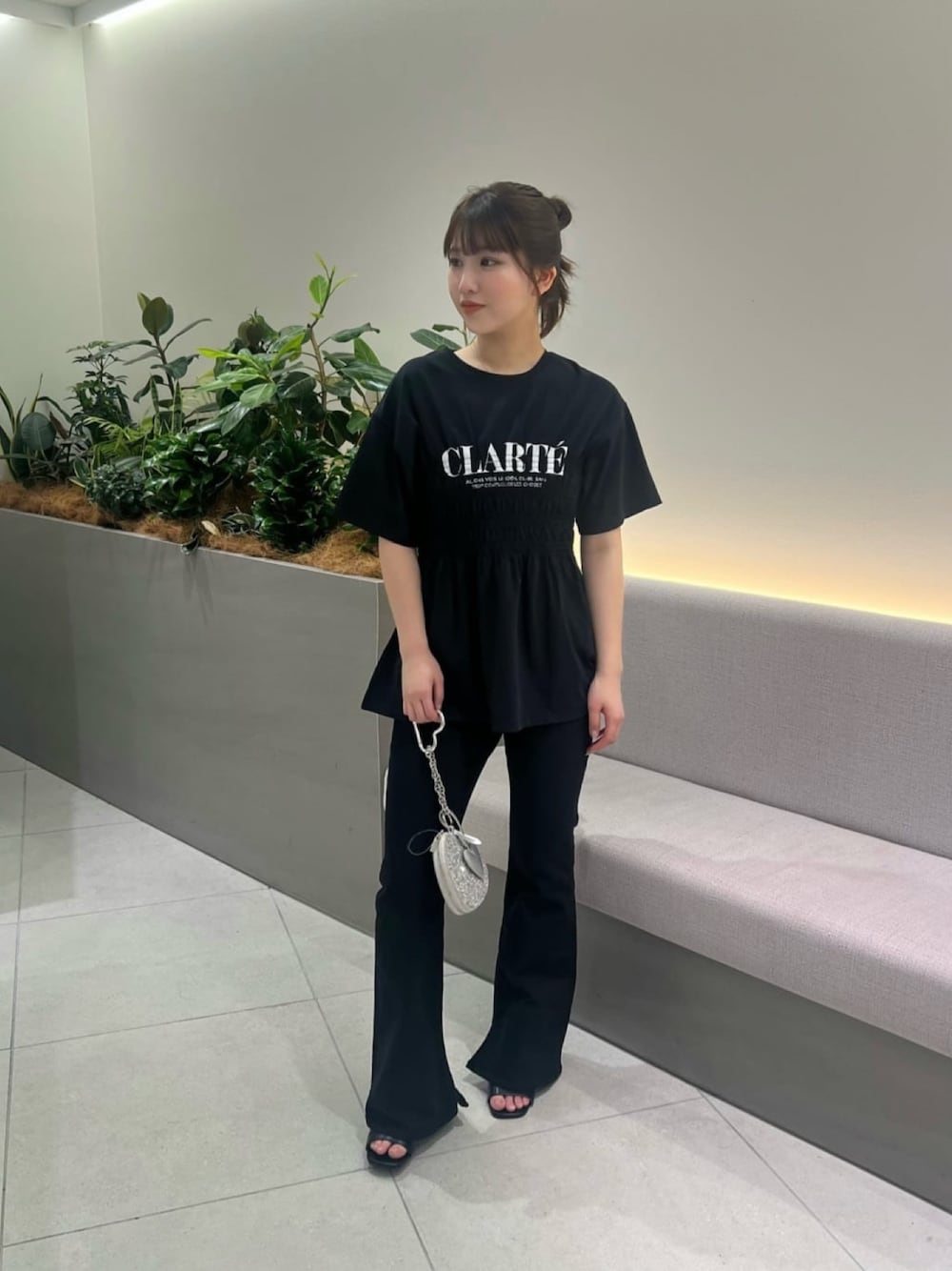 ブラック系のTシャツ/カットソー、ブラック系のデニムパンツ、ブラック系のサンダルを着用したレディースの夏コーディネートの1枚目の写真