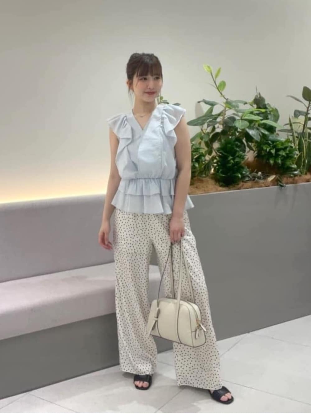 ブルー系のシャツ/ブラウス、ホワイト系のその他パンツ、ホワイト系のボストンバッグを着用したレディースの夏コーディネートの1枚目の写真