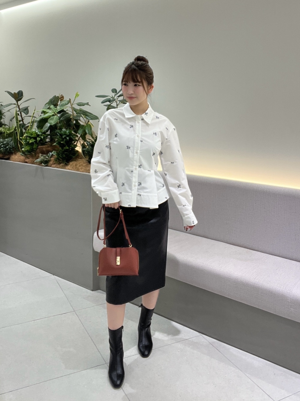 ホワイト系のシャツ/ブラウス、ブラック系のスカート、レッド系のショルダーバッグを着用したレディースの秋コーディネートの1枚目の写真