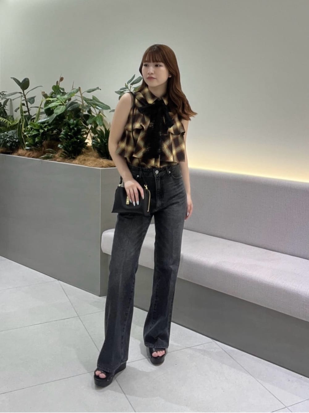 ブラック系のその他パンツ、ベージュ系のシャツ/ブラウス、ブラック系のショルダーバッグを着用したレディースの夏コーディネートの1枚目の写真