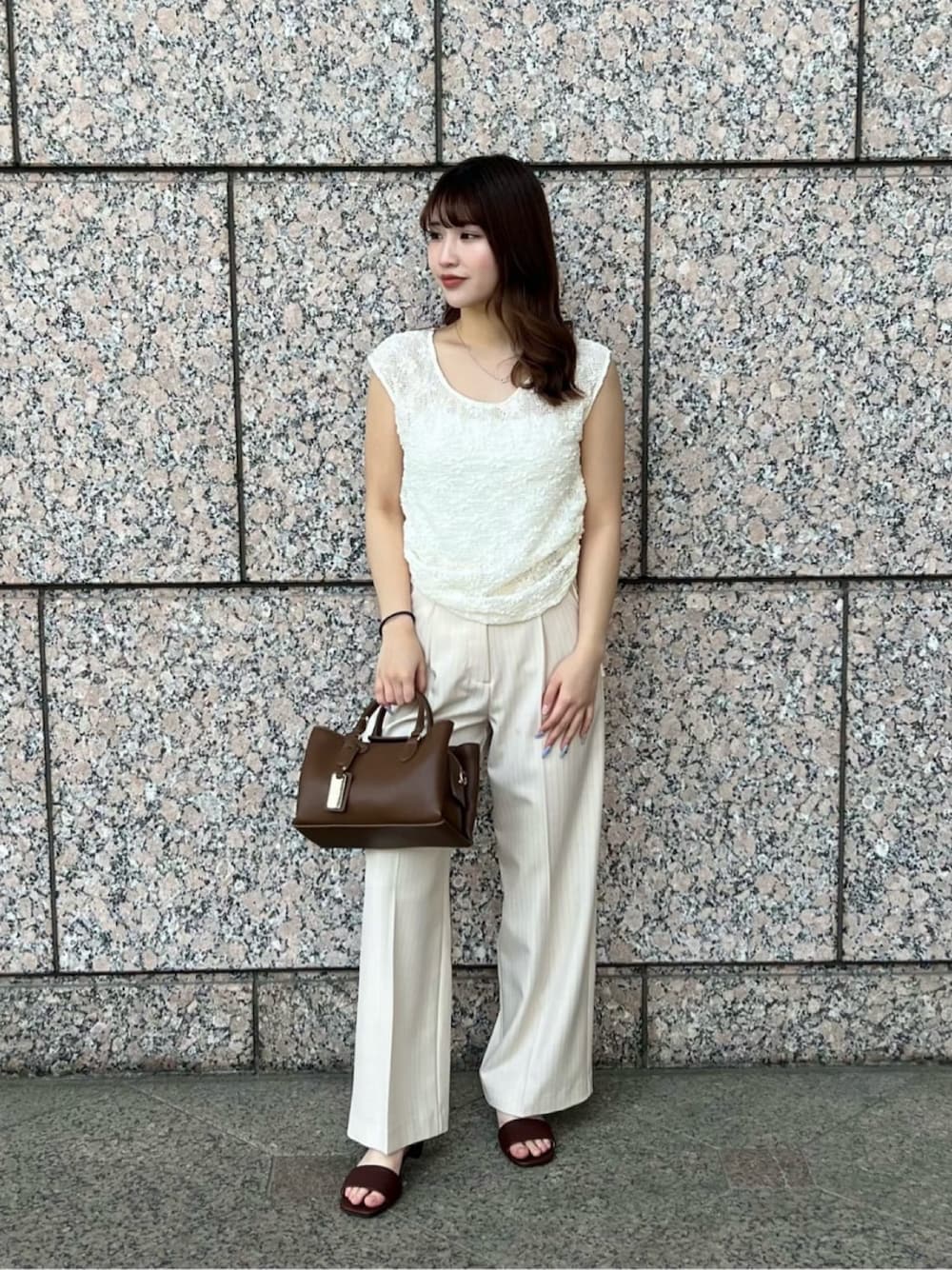 ホワイト系のTシャツ/カットソー、ベージュ系のその他パンツ、ブラウン系のサンダルを着用したレディースの夏コーディネートの1枚目の写真