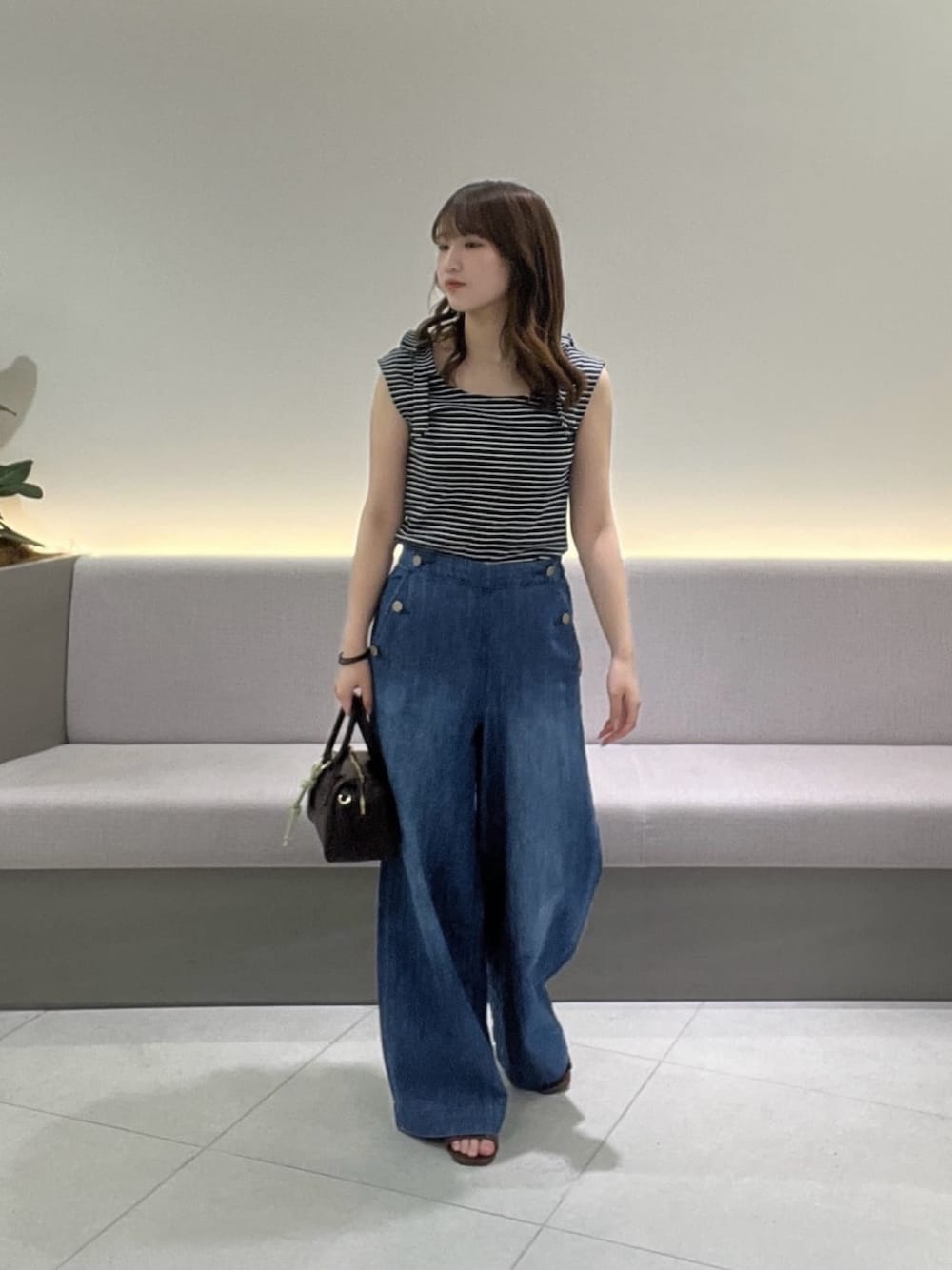 ブルー系のTシャツ/カットソー、ブルー系のデニムパンツ、ブラウン系のサンダルを着用したレディースの夏コーディネートの1枚目の写真