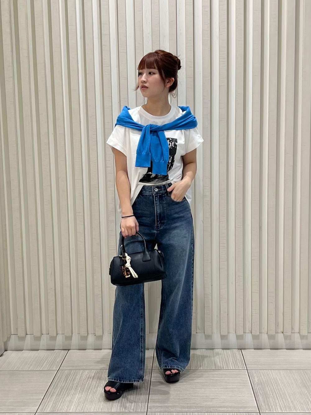 ブルー系のカーディガン/ボレロ、ホワイト系のTシャツ/カットソー、ブラック系のサンダルを着用したレディースの夏コーディネートの1枚目の写真