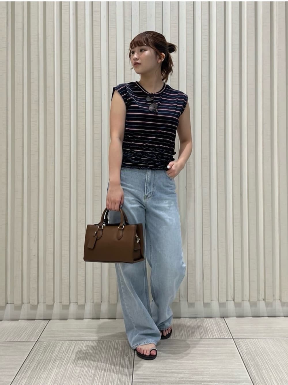 ブルー系のTシャツ/カットソー、ブラウン系のサンダル、ブラウン系のショルダーバッグを着用したレディースの夏コーディネートの1枚目の写真