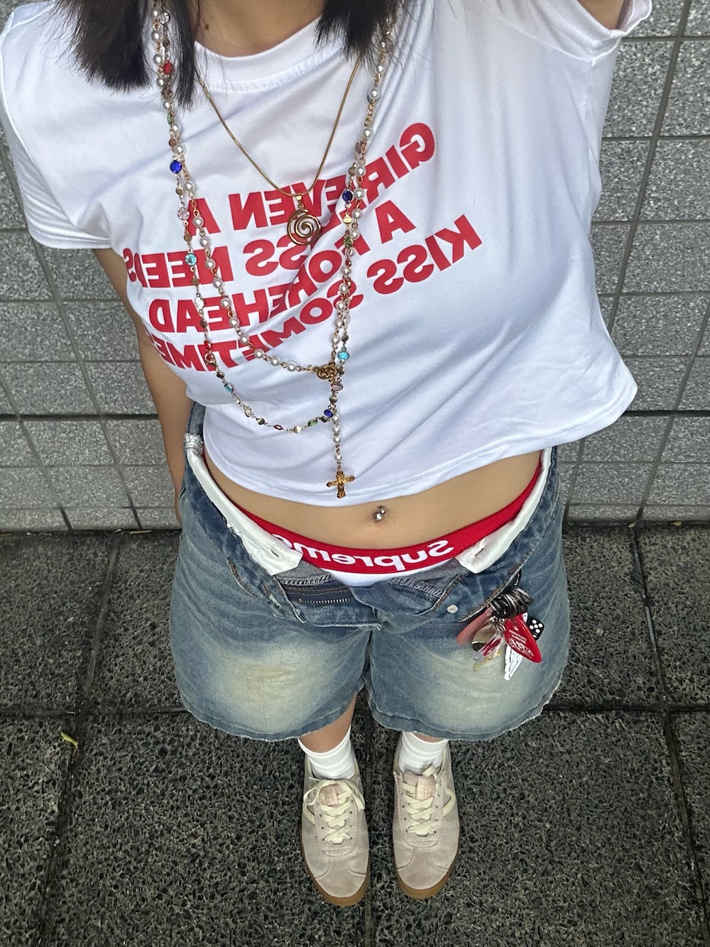 レッド系のボクサーパンツを着用したレディースの秋コーディネートの1枚目の写真
