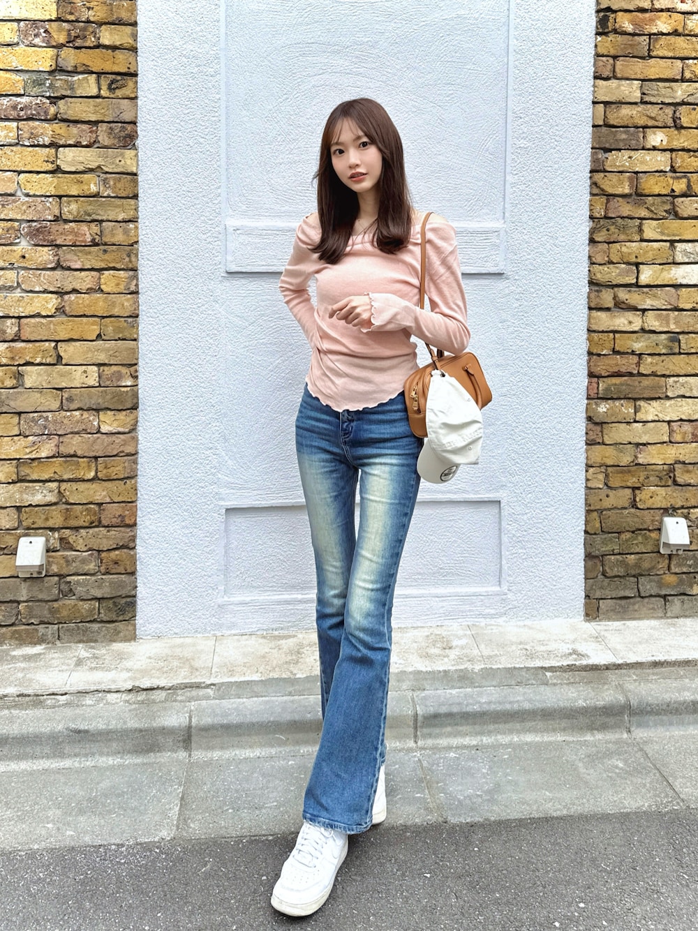 ブルー系のつなぎ/オールインワン、ホワイト系のスニーカー、ピンク系のトップスを着用したレディースの秋コーディネートの1枚目の写真