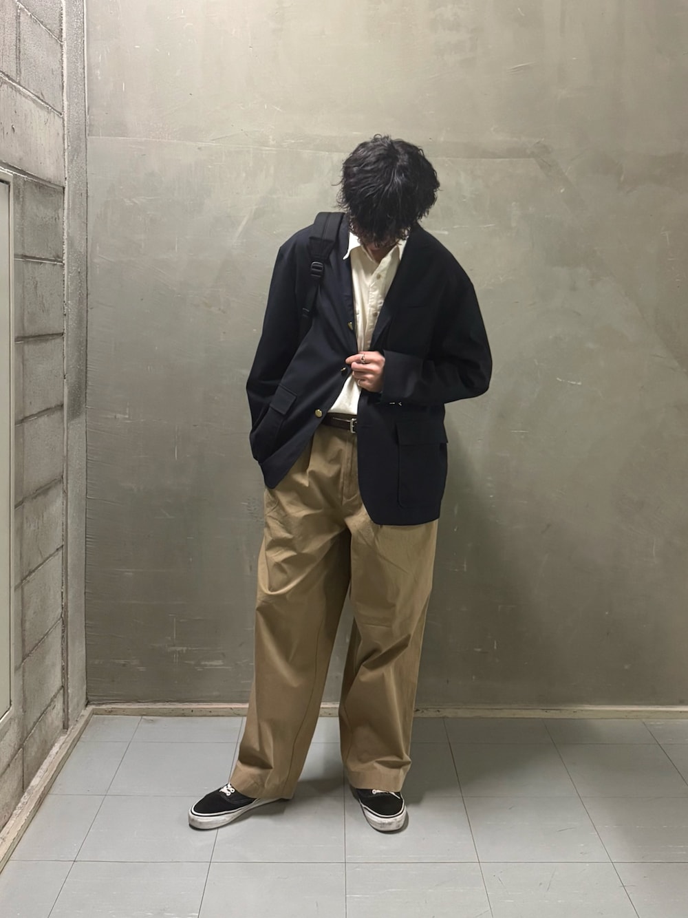 ホワイト系のシャツ/ブラウス、ブラック系のバックパック/リュック、ブルー系のその他アウターを着用したメンズの春コーディネートの1枚目の写真