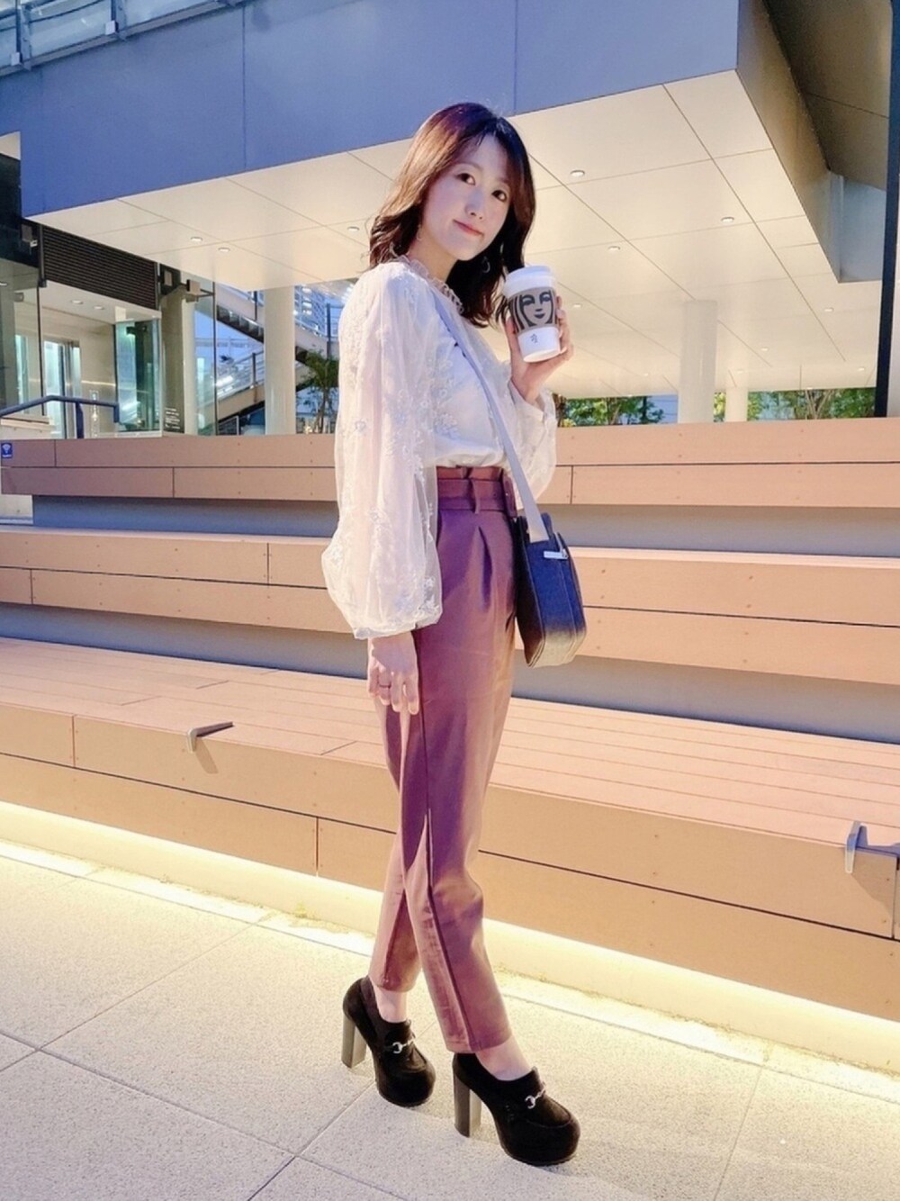 ベージュ系のシャツ/ブラウス、ピンク系のその他パンツ、ブラウン系のバッグを着用したレディースの春コーディネートの1枚目の写真
