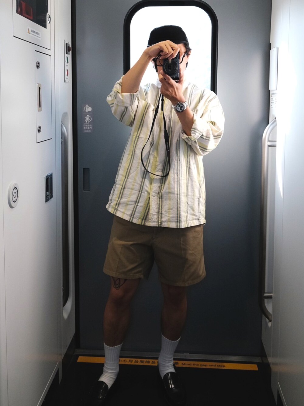 「ootd、spring、Dickies、Taiwan」｜「Dickiesのアイテム（シャツ/ブラウス、イエロー系）」を使った、CHLeeさん（メンズ・167cm）の春コーディネートの1枚目の写真