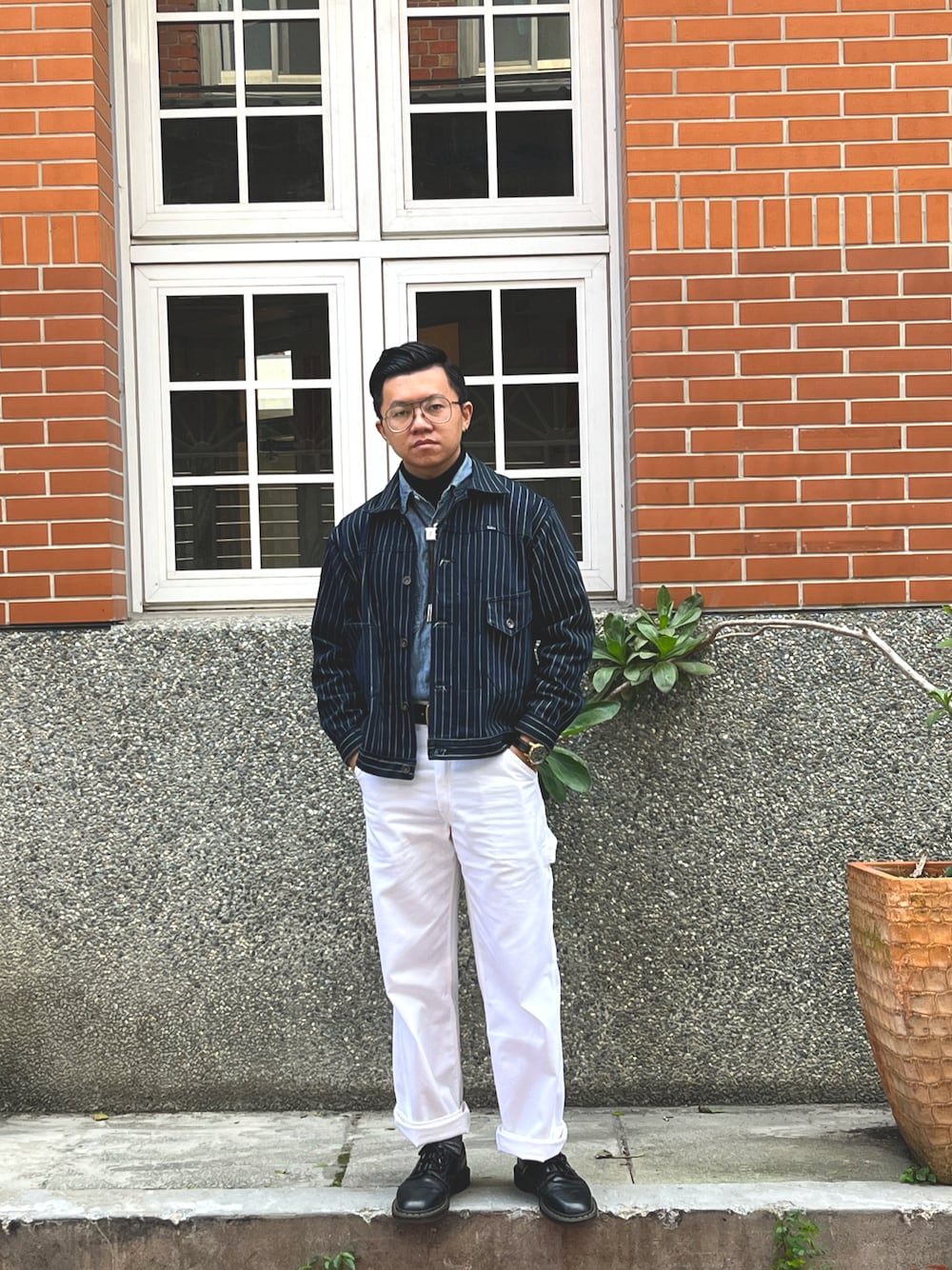 「ootd、古著混搭、台北」｜「UNIVERSAL OVERALLのアイテム（チノパンツ、ホワイト系）」を使った、CHLeeさん（メンズ・165cm）の冬コーディネートの1枚目の写真