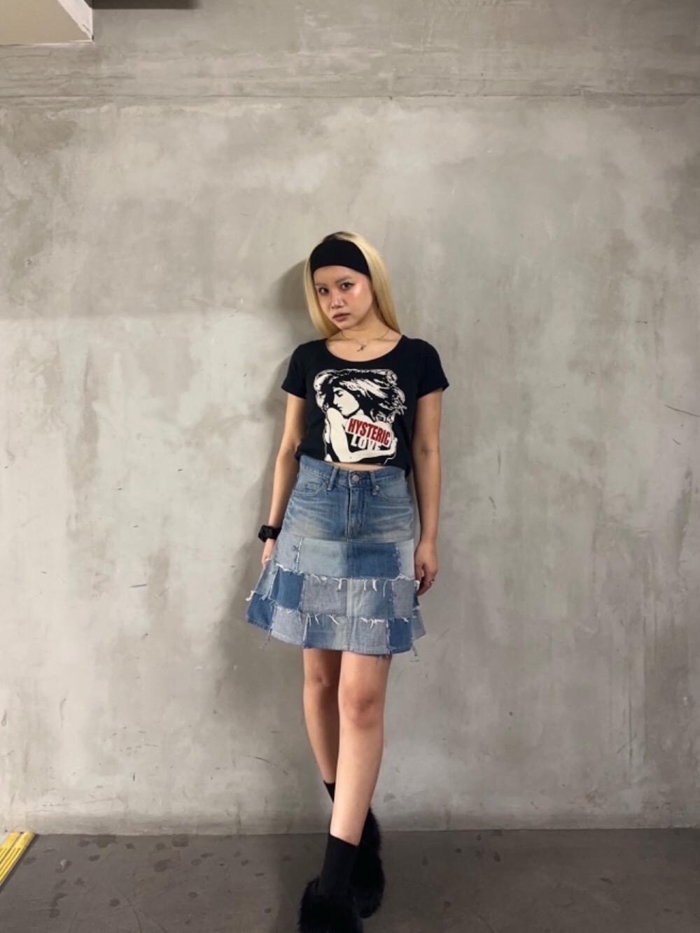 「デニム、Tシャツ、ストリート、シンプルコーデ、ヒステリックグラマー、HYSTERIC GLAMOUR、夏コーデ、スカート 」｜「HYSTERIC GLAMOURのHYSTERIC LOVE チビTシャツ（Tシャツ/カットソー、ブラック系）」を使った、★nana★さん（レディース・159cm）の夏コーディネートの1枚目の写真
