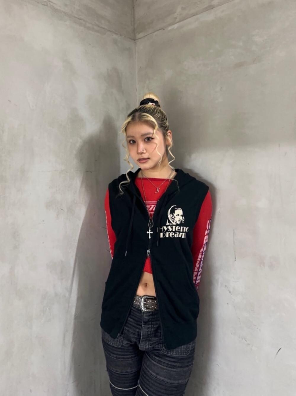 「ストリート、ベスト、ロンT、シンプルコーデ、ラフコーデ、ヒステリックグラマー、秋コーデ、HYSTERIC GLAMOUR」｜「HYSTERIC GLAMOURのVIXEN GIRL Tシャツ（Tシャツ/カットソー、レッド系）」を使った、★nana★さん（レディース・159cm）の夏コーディネートの1枚目の写真