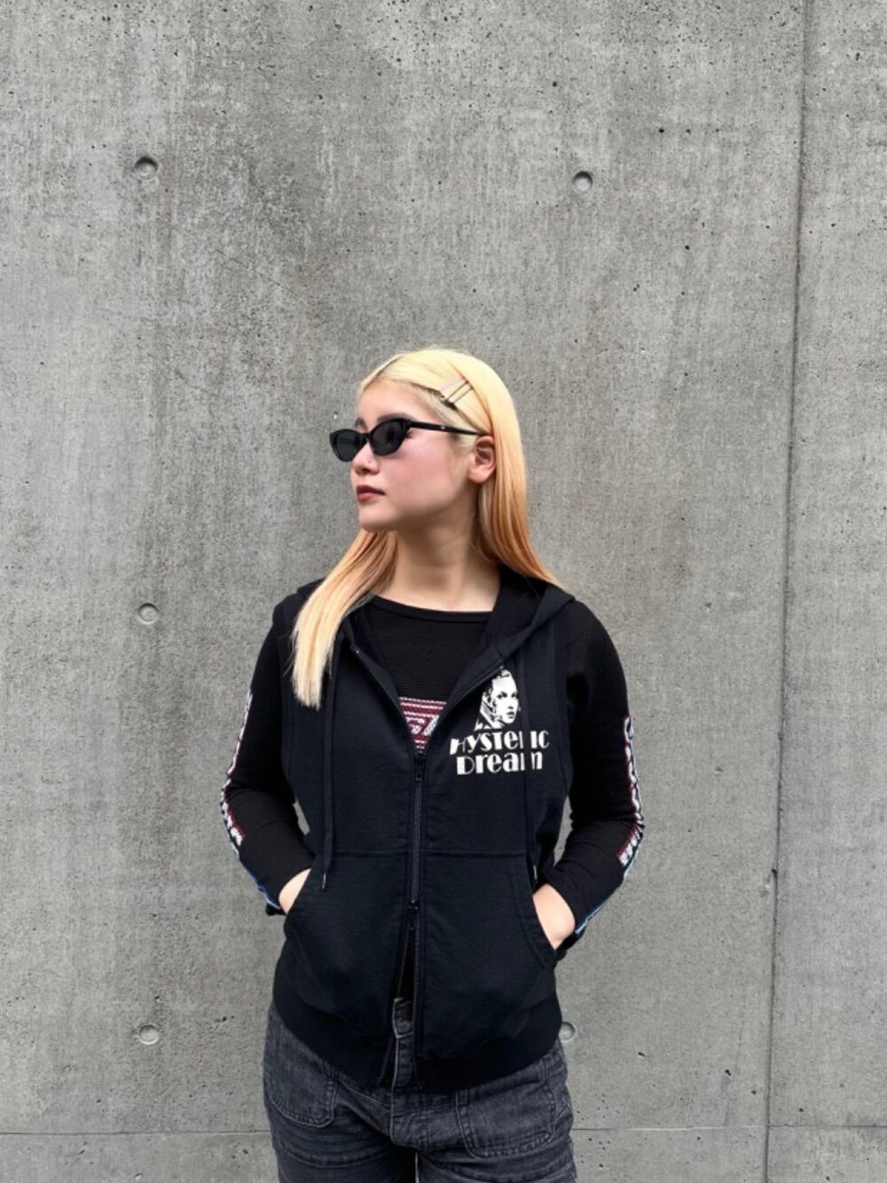 「ストリート、ベスト、ロンT、シンプルコーデ、ラフコーデ、バックプリント、ヒステリックグラマー、秋コーデ、HYSTERIC GLAMOUR」｜「HYSTERIC GLAMOURのVIXEN GIRL Tシャツ（Tシャツ/カットソー、ブラック系）」を使った、★nana★さん（レディース・159cm）の夏コーディネートの1枚目の写真