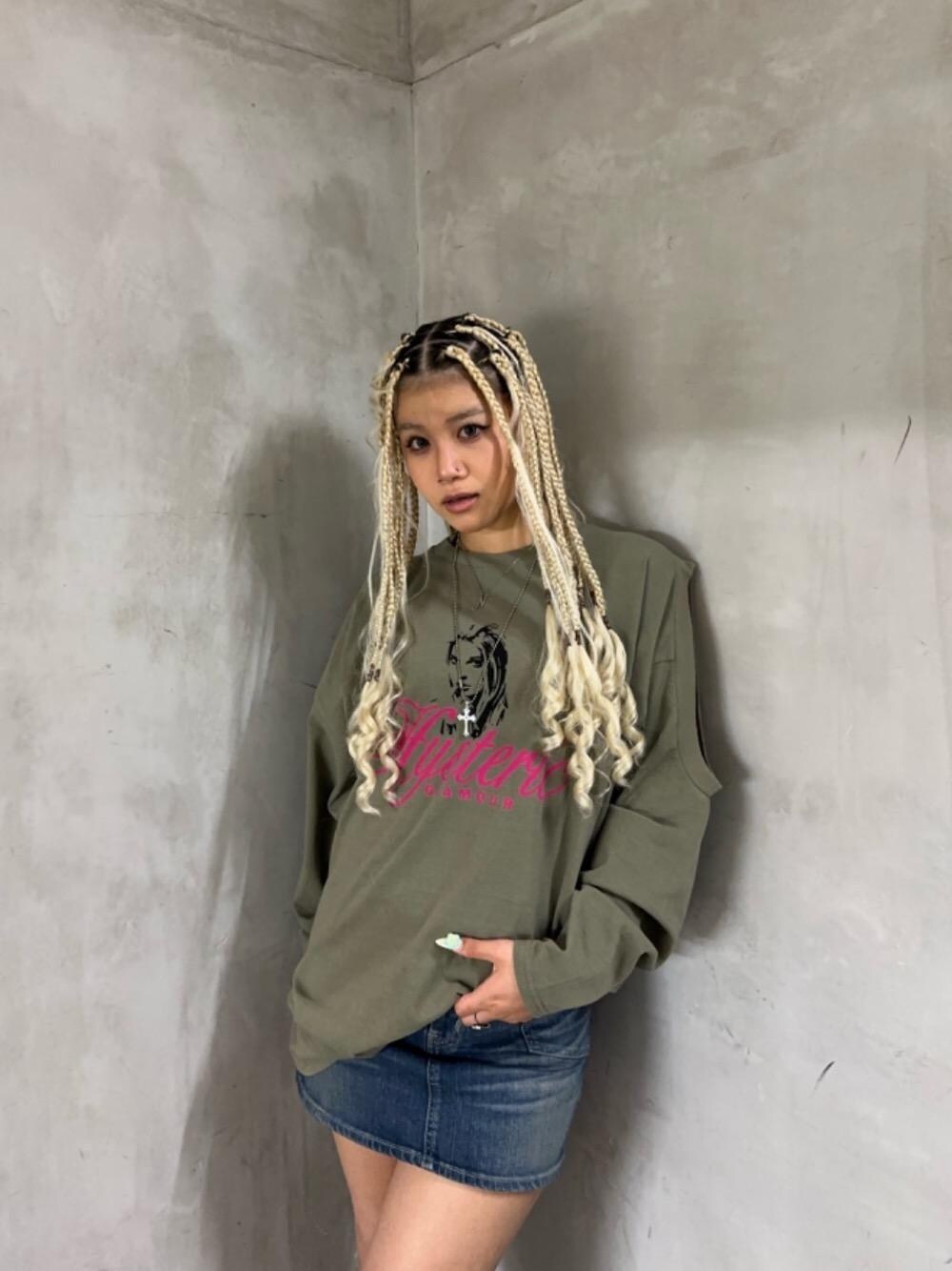 「ミリタリー、アメカジ、Tシャツ、ロンT、シンプルコーデ、ヒステリックグラマー、秋コーデ、HYSTERIC GLAMOUR」｜「HYSTERIC GLAMOURのNAUGHTY GIRL オーバーサイズTシャツ（Tシャツ/カットソー、グリーン系）」を使った、★nana★さん（レディース・159cm）の秋コーディネートの1枚目の写真