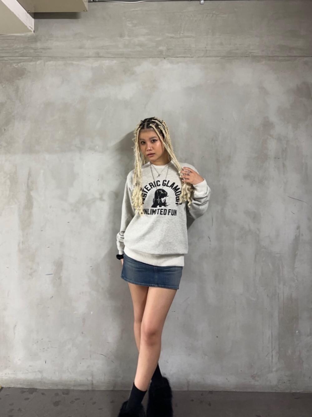 「スウェット、ストリート、シンプルコーデ、ヒステリックグラマー、秋コーデ、HYSTERIC GLAMOUR、スカート 」｜「HYSTERIC GLAMOURのUNLIMITED FUN スウェット（スウェット、グレー系）」を使った、★nana★さん（レディース・159cm）の秋コーディネートの1枚目の写真