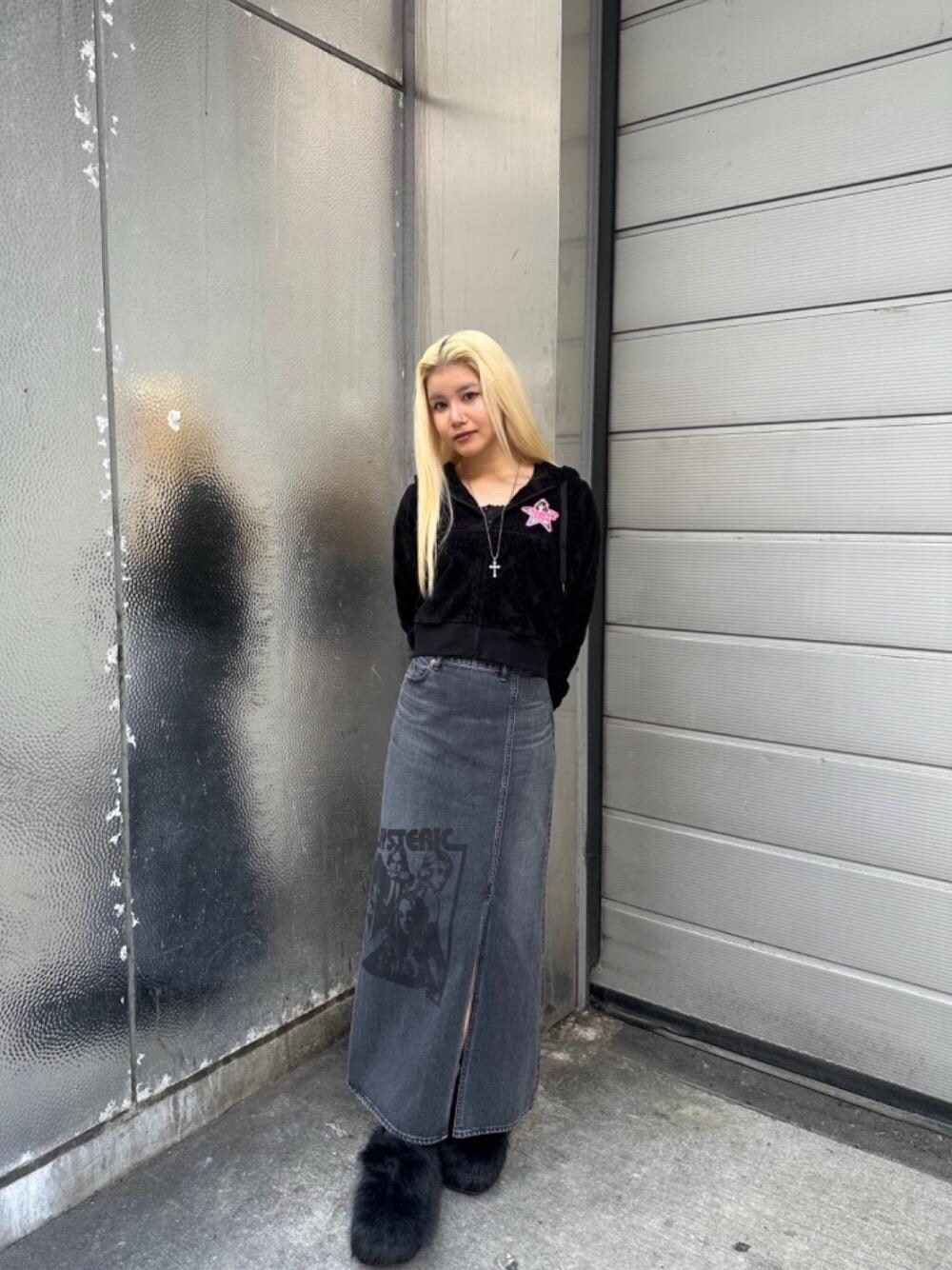 「デニム、パーカー、ストリート、シンプルコーデ、ヒステリックグラマー、秋コーデ、HYSTERIC GLAMOUR、スカート 」｜「HYSTERIC GLAMOURのHYSTERIC GIRLS スリットデニムロングスカート（スカート、ブラック系）」を使った、★nana★さん（レディース・159cm）の秋コーディネートの1枚目の写真
