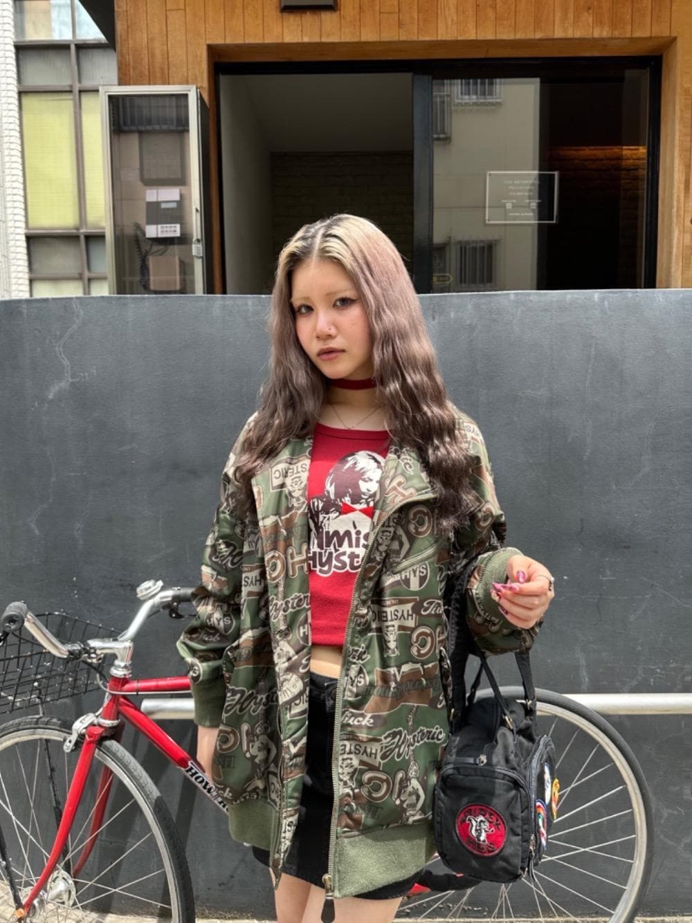 「ミリタリー、ロック、ロンT、総柄、ライトアウター、ヒステリックグラマー、秋コーデ、HYSTERIC GLAMOUR、スカート 、ジャケット 」｜「HYSTERIC GLAMOURのPATCH SCRATCH ミニボストンバッグ（ボストンバッグ、ブラック系）」を使った、★nana★さん（レディース・159cm）の秋コーディネートの1枚目の写真