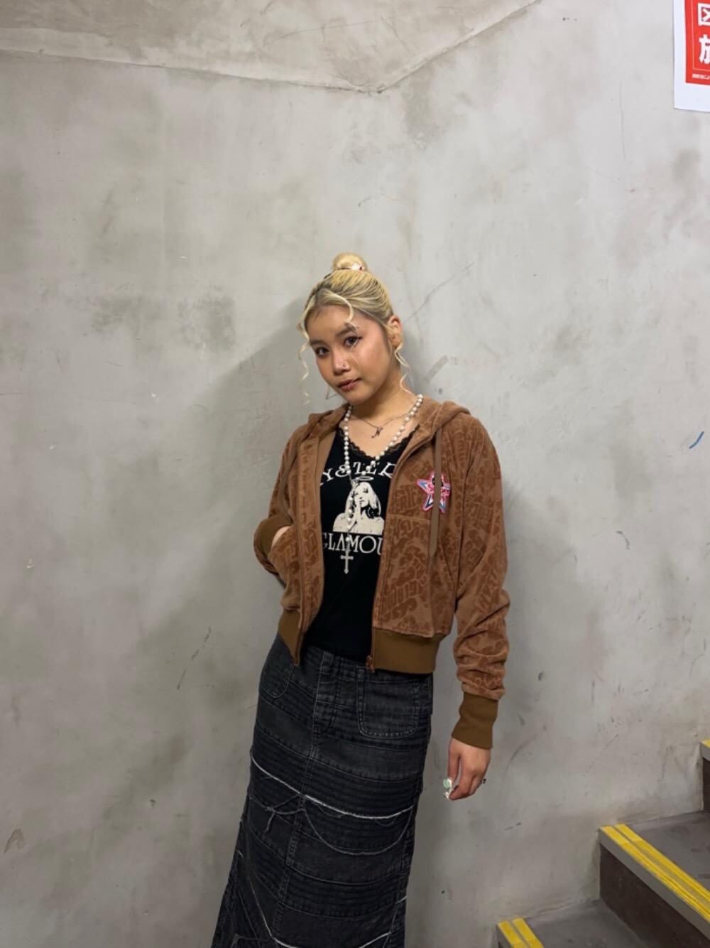 「デニム、パーカー、ストリート、総柄、ライトアウター、ヒステリックグラマー、秋コーデ、HYSTERIC GLAMOUR、スカート 、ジャケット 」｜「HYSTERIC GLAMOURのFLAME LOGO柄ジャカード ショート丈パーカー（パーカー、ブラウン系）」を使った、★nana★さん（レディース・159cm）の秋コーディネートの1枚目の写真