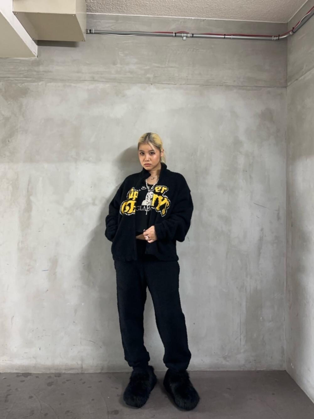 「セットアップ、ストリート、ラフコーデ、バックプリント、ヒステリックグラマー、HYSTERIC GLAMOUR、ニット 」｜「HYSTERIC GLAMOURのSUPER HYS編込 パンツ（その他パンツ、ブラック系）」を使った、★nana★さん（レディース・159cm）の秋コーディネートの1枚目の写真