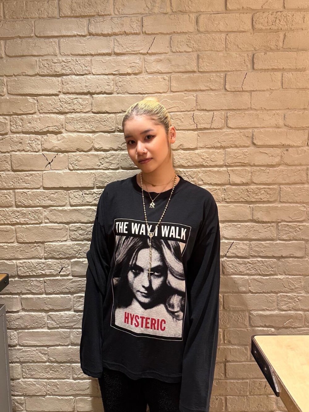 「ロンT、シンプルコーデ、ラフコーデ、ヒステリックグラマー、HYSTERIC GLAMOUR」｜「HYSTERIC GLAMOURのTHE WAY Tシャツ（Tシャツ/カットソー、ブラック系）」を使った、★nana★さん（レディース・159cm）の冬コーディネートの1枚目の写真