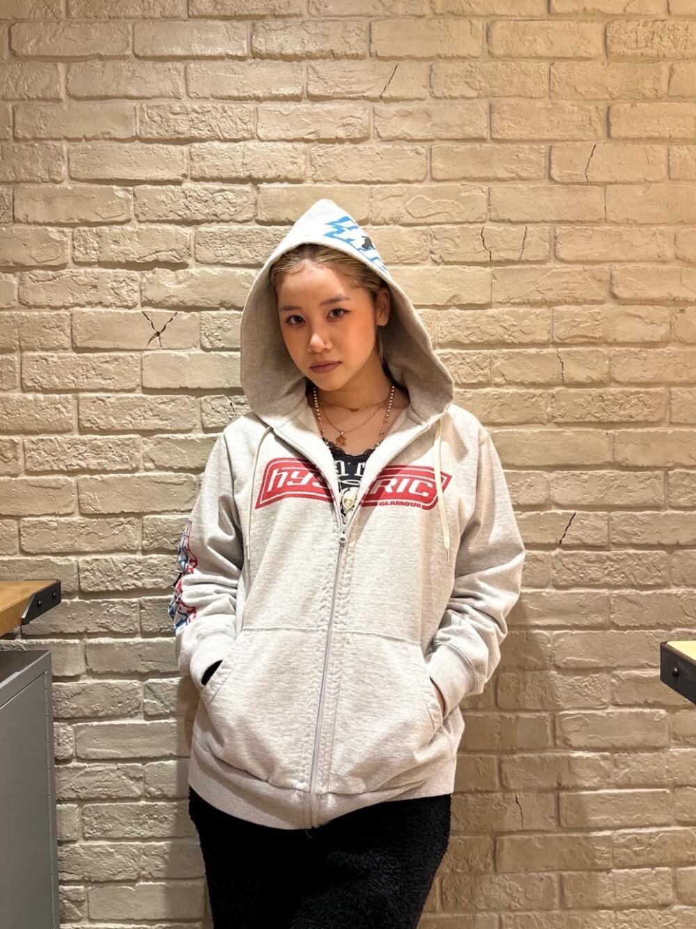 「スウェット、パーカー、ストリート、ラフコーデ、ヒステリックグラマー、HYSTERIC GLAMOUR」｜「HYSTERIC GLAMOURのHG BOX LOGOS パーカー（パーカー、グレー系）」を使った、★nana★さん（レディース・159cm）の冬コーディネートの1枚目の写真