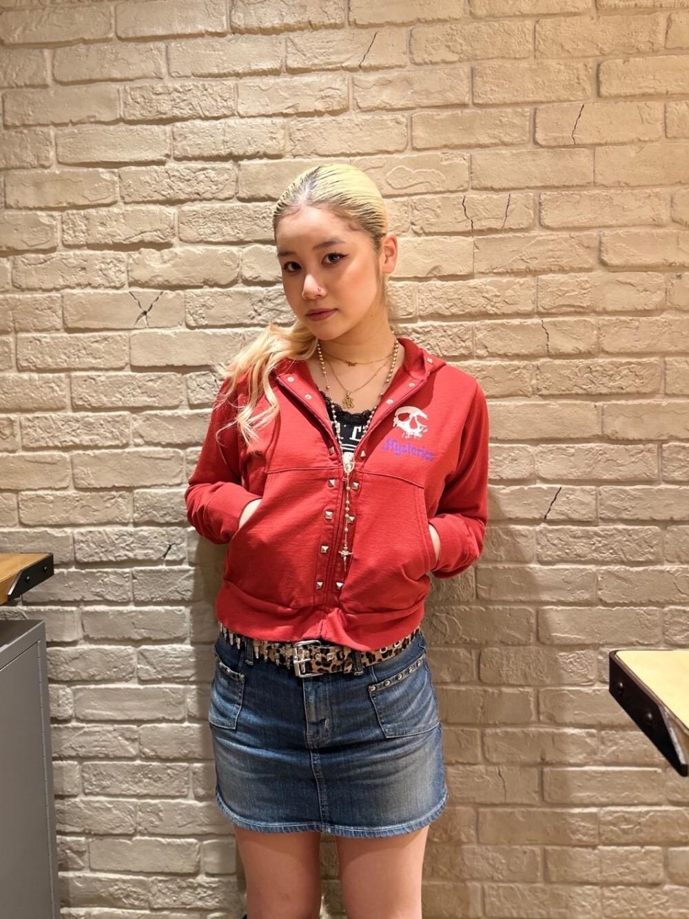 「パーカー、ラフコーデ、バックプリント、ヒステリックグラマー、HYSTERIC GLAMOUR」｜「HYSTERIC GLAMOURのSKULL BERRY ショート丈パーカー（パーカー、レッド系）」を使った、★nana★さん（レディース・159cm）の冬コーディネートの1枚目の写真