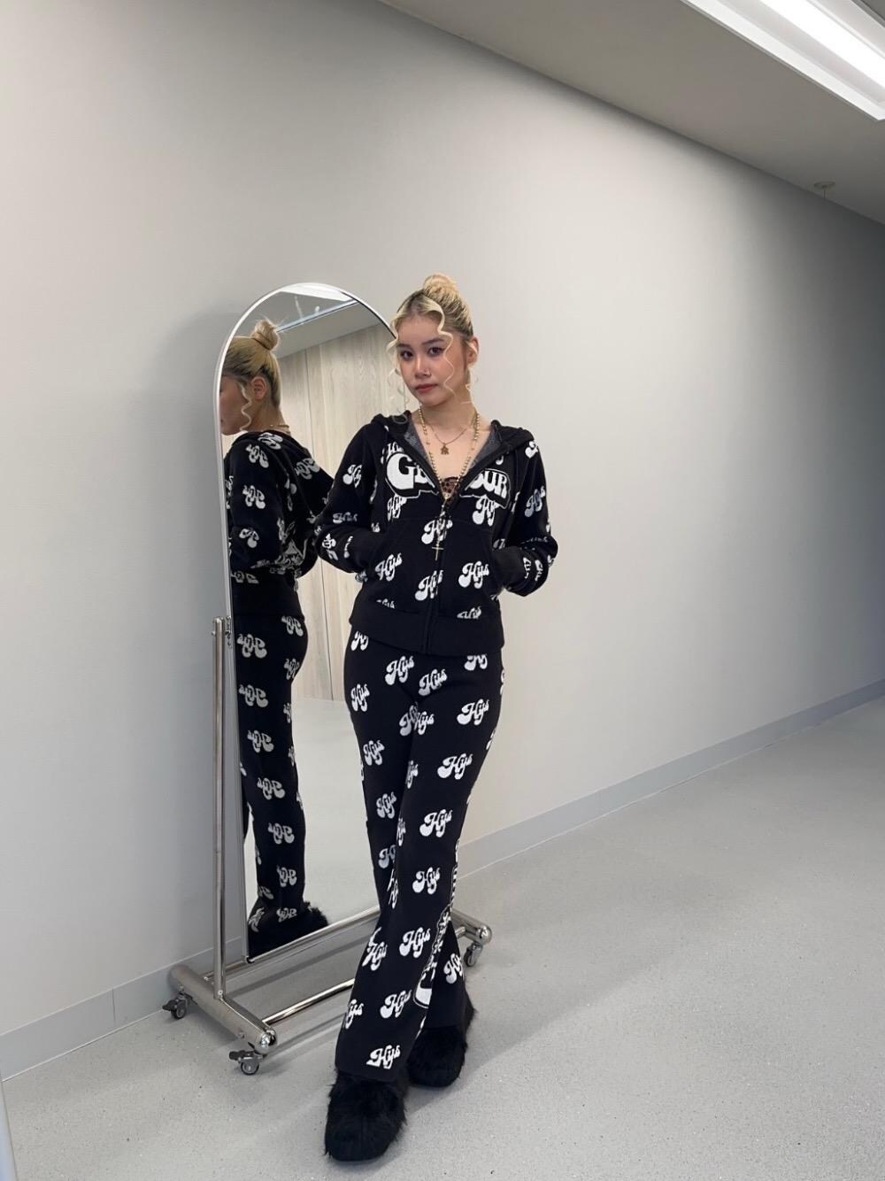 「パーカー、ストリート、冬コーデ、総柄、ラフコーデ、バックプリント、ヒステリックグラマー、HYSTERIC GLAMOUR、ニット 」｜「HYSTERIC GLAMOURのSWASH MONOGRAM柄ジャカード パーカー（カーディガン/ボレロ、ブラック系）」を使った、★nana★さん（レディース・159cm）の冬コーディネートの1枚目の写真