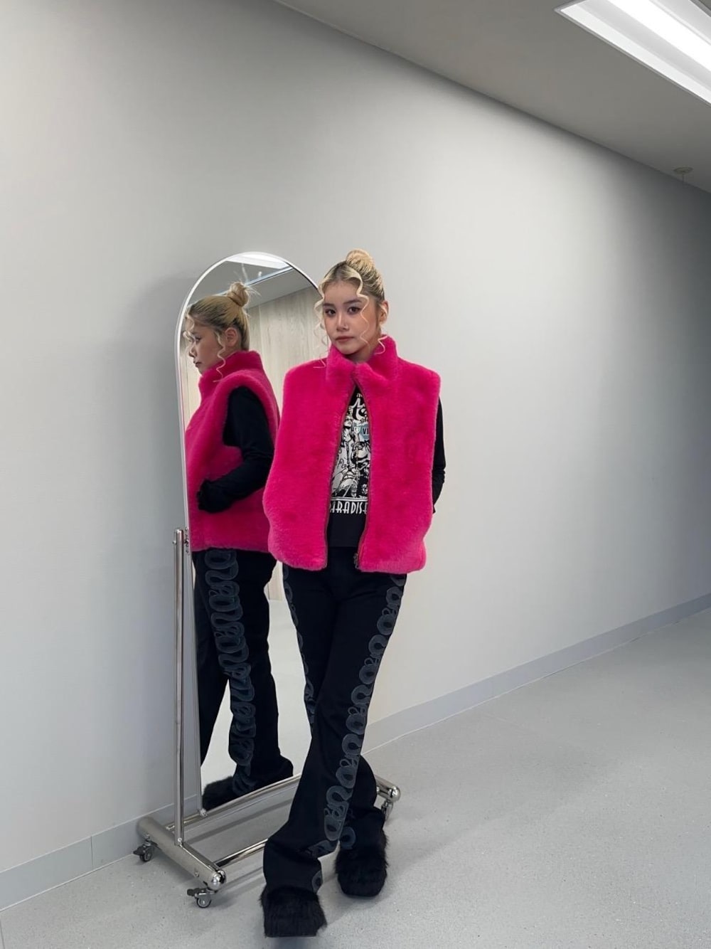 「デニム、ベスト、ラフコーデ、バックプリント、ヒステリックグラマー、HYSTERIC GLAMOUR」｜「HYSTERIC GLAMOURのSNAKE LOOP柄デニムフレアパンツ（デニムパンツ、ブラック系）」を使った、★nana★さん（レディース・159cm）の冬コーディネートの1枚目の写真