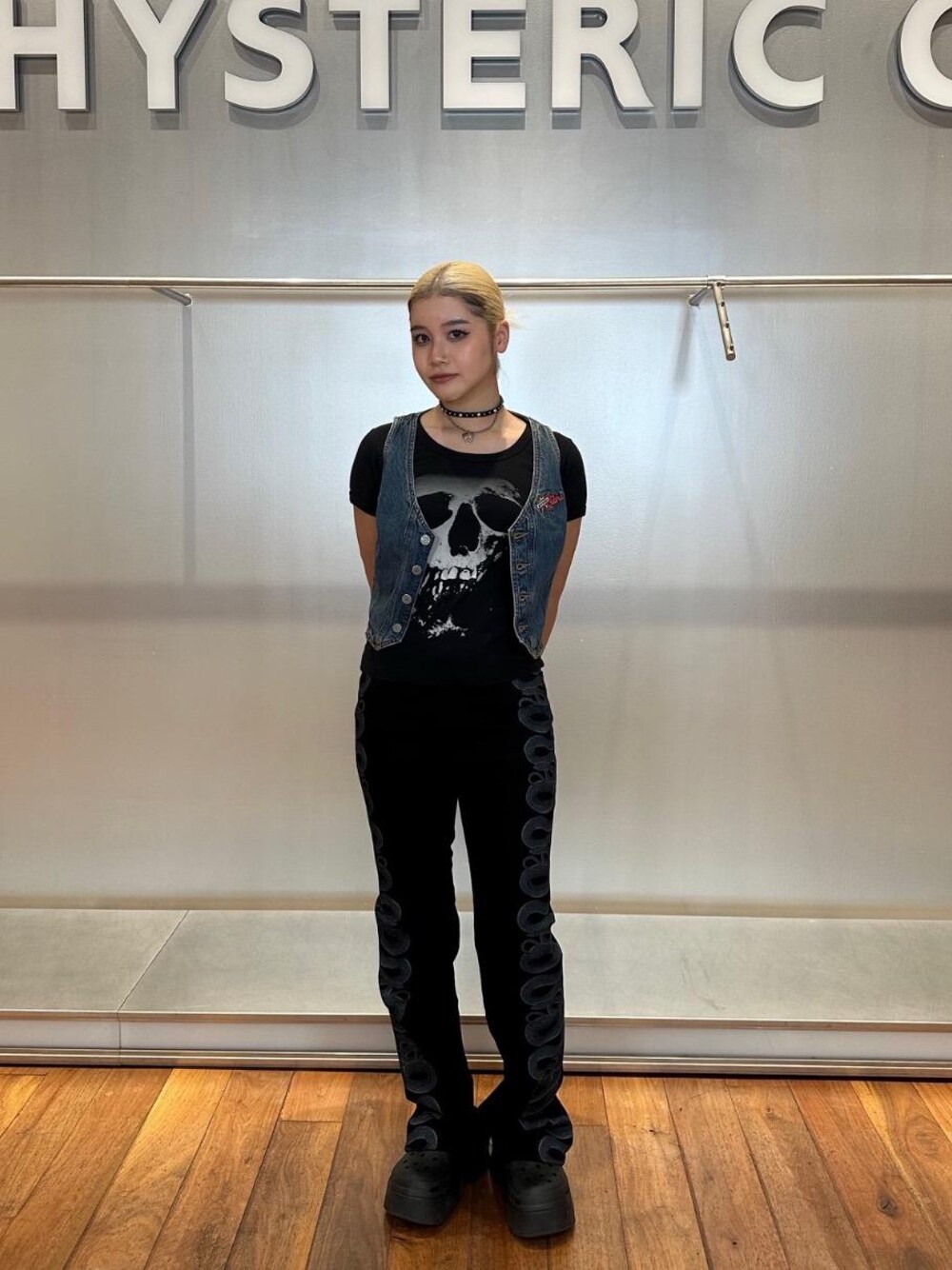 「ロック、ベスト、ヒステリックグラマー、HYSTERIC GLAMOUR、デニム 」｜「HYSTERIC GLAMOURのSNAKE LOOP柄デニムフレアパンツ（デニムパンツ、ブラック系）」を使った、★nana★さん（レディース・159cm）の春コーディネートの1枚目の写真