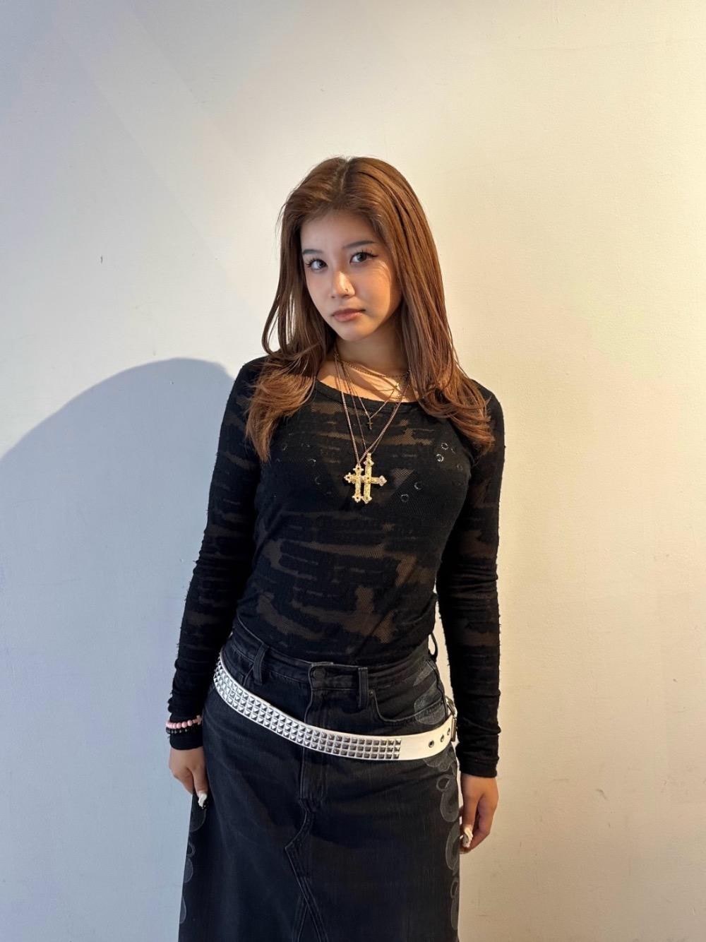 ブラック系のTシャツ/カットソーを着用したレディースの秋コーディネートの1枚目の写真