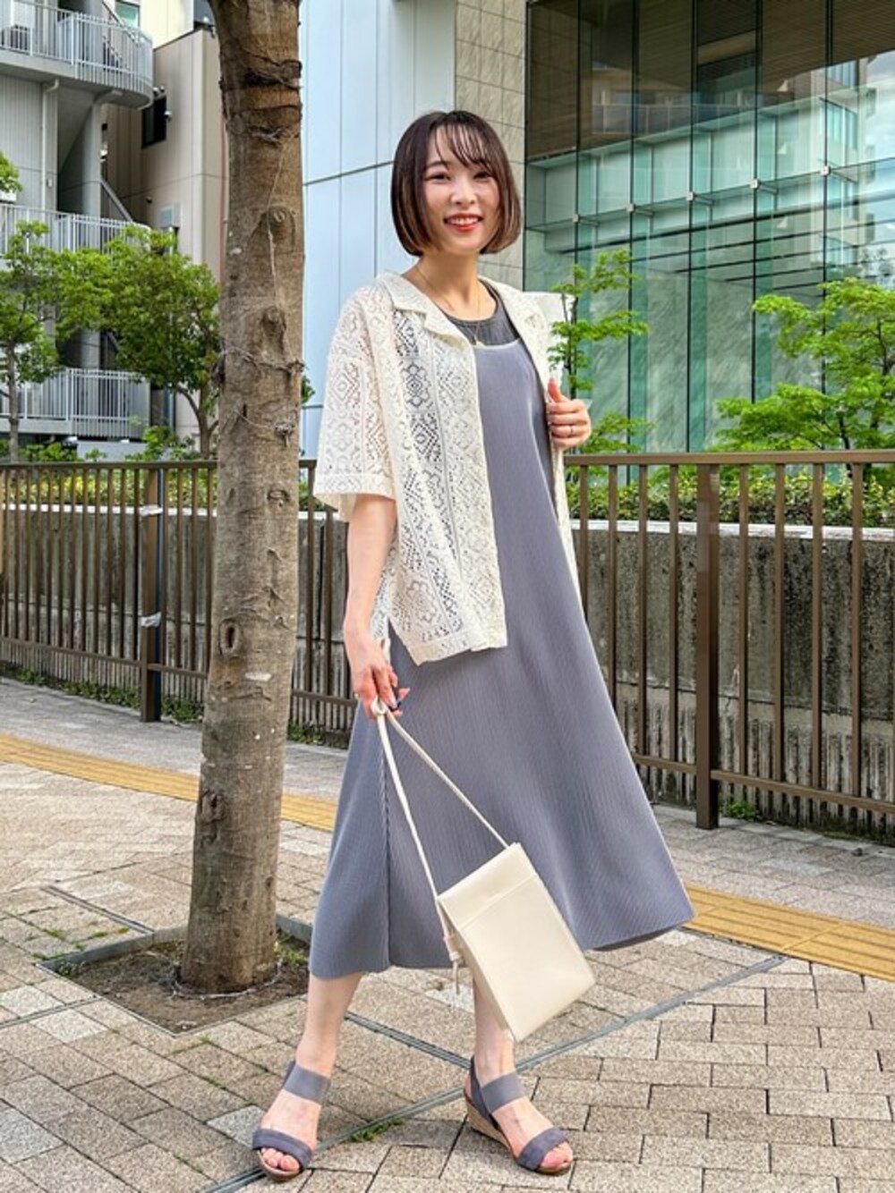 ホワイト系のシャツ/ブラウス、グレー系のタンクトップ、ブルー系のワンピースを着用したレディースの春コーディネートの1枚目の写真