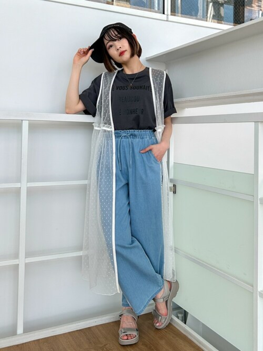 グレー系のTシャツ/カットソー、ホワイト系のワンピース、ブルー系のデニムパンツを着用したレディースの春コーディネートの1枚目の写真