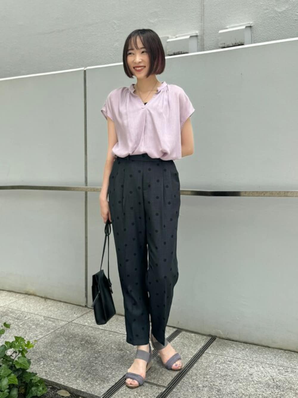 パープル系のシャツ/ブラウス、グレー系のその他パンツ、グレー系のサンダルを着用したレディースの夏コーディネートの1枚目の写真