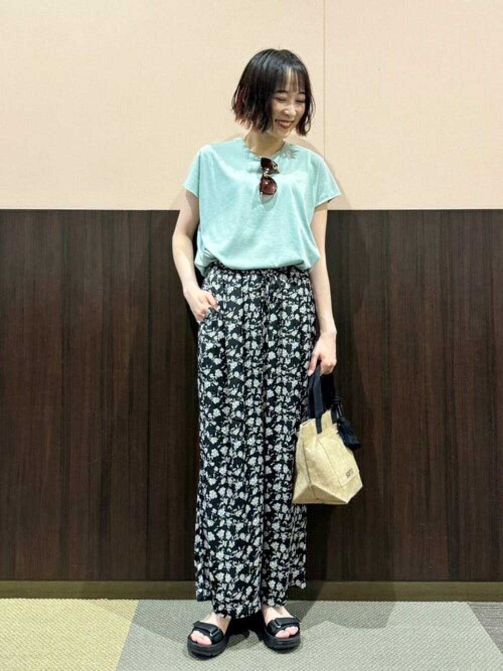 グリーン系のTシャツ/カットソー、ブラック系のその他パンツ、ブラック系のサンダルを着用したレディースの夏コーディネートの1枚目の写真