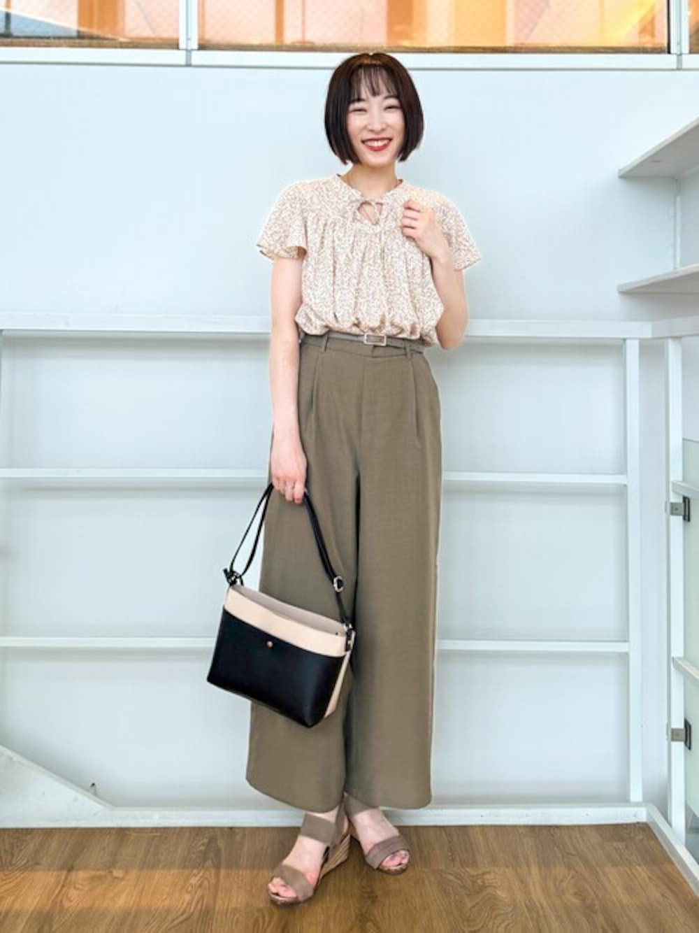 ホワイト系のシャツ/ブラウス、グリーン系のその他パンツ、ベージュ系のサンダルを着用したレディースの夏コーディネートの1枚目の写真