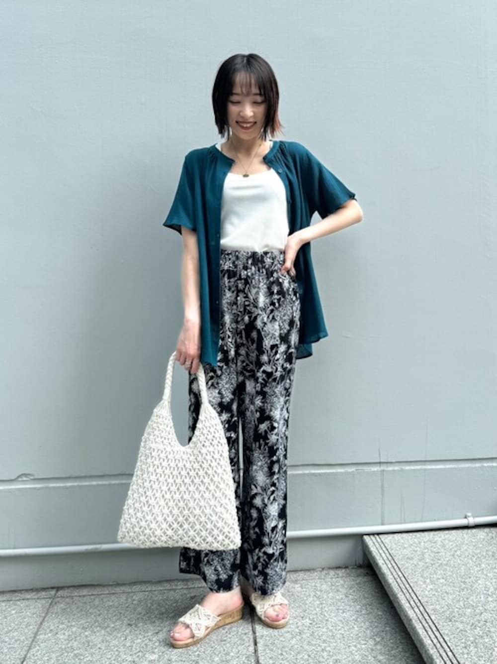 ブルー系のシャツ/ブラウス、ブラック系のその他パンツ、ホワイト系のサンダルを着用したレディースの夏コーディネートの1枚目の写真